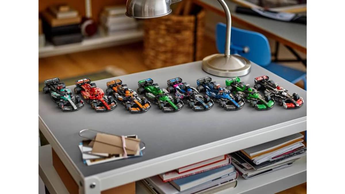 شتر mercedes-amg-f1-w15-race-car