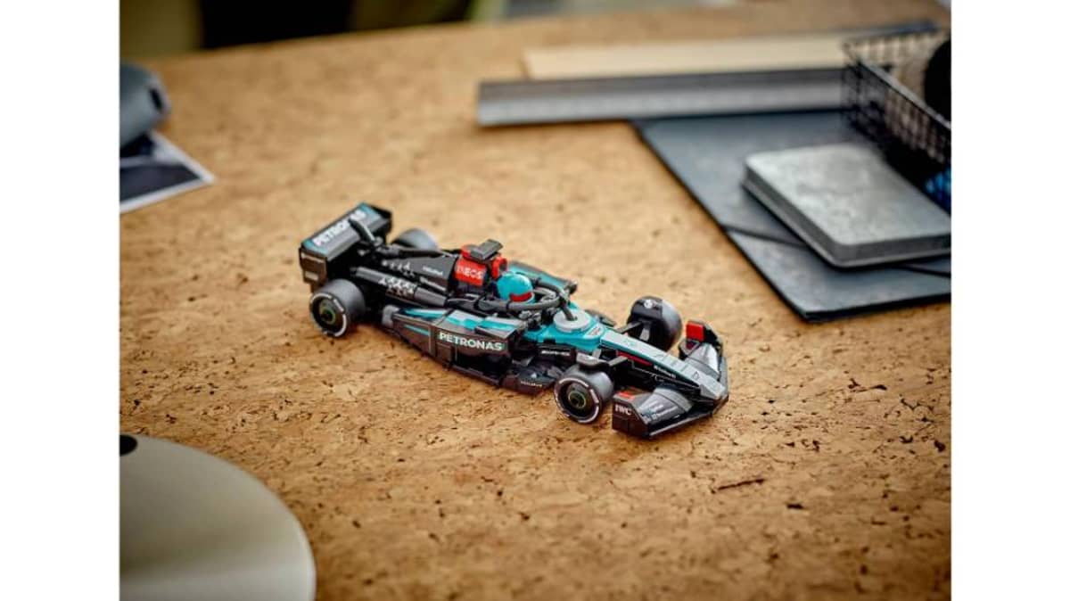 شتر mercedes-amg-f1-w15-race-car